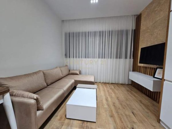 Tirane, jepet me qera apartament 1+1 Kati 13, 55 m² 550 Euro (Komuna e Parisit)