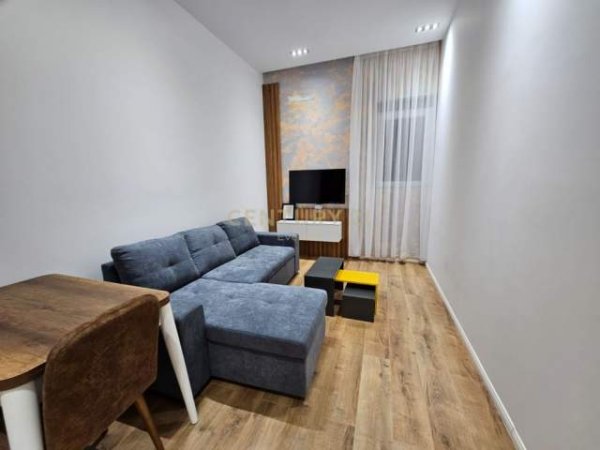 Tirane, jepet me qera apartament 1+1 Kati 13, 50 m² 500 Euro (Komuna e Parisit)
