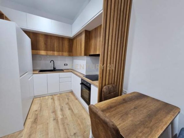 Tirane, jepet me qera apartament 1+1 Kati 13, 50 m² 500 Euro (Komuna e Parisit)