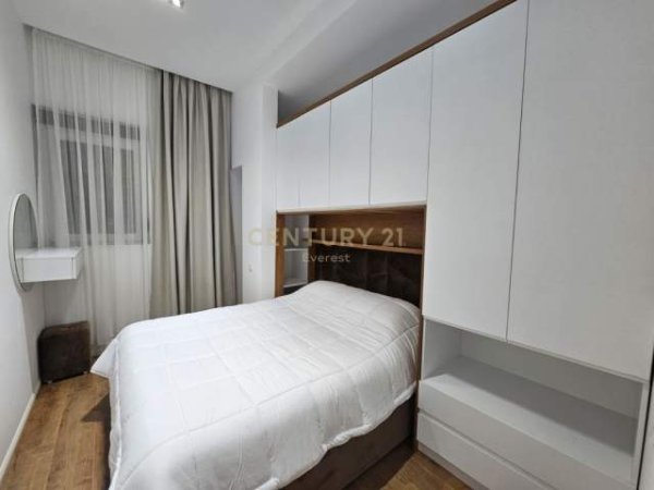 Tirane, jepet me qera apartament 1+1 Kati 13, 50 m² 500 Euro (Komuna e Parisit)