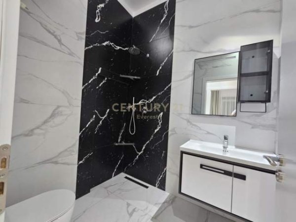 Tirane, jepet me qera apartament 1+1 Kati 13, 50 m² 500 Euro (Komuna e Parisit)