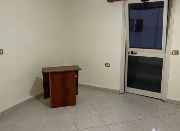 Tirane, jepet me qera apartament 2+1+A+BLK Kati 4, 100 m² 25000 Leke (tek shkolla e bashkuar)