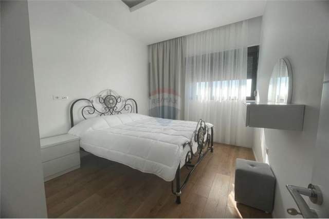 Tirane, jepet me qera apartament 1+1+BLK Kati 13, 63 m² 550 Euro (Komuna e Parisit)