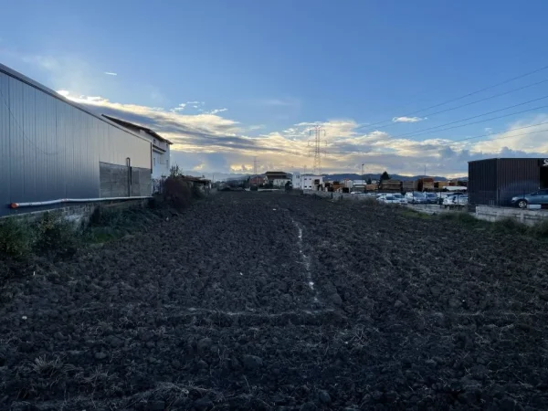 Tirane, shitet truall , 5.200 m² 1.500.000 € (Valias, Rruga Kamez-Fushe Kruje)