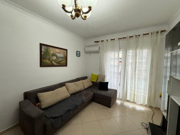 Tirane, jepet me qera apartament 1+1 Kati 6, 