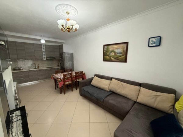 Tirane, jepet me qera apartament 1+1 Kati 6, 