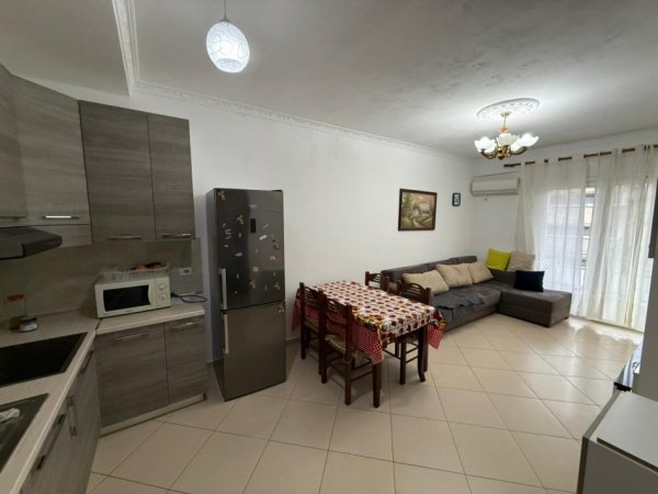 Tirane, jepet me qera apartament 1+1 Kati 6, 