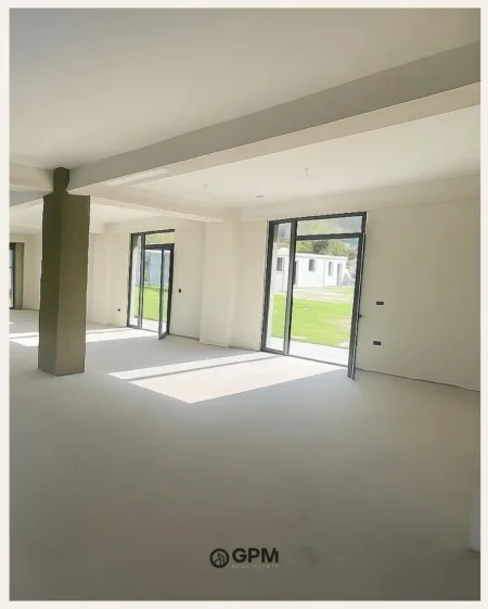 Ofrohet me qira njësi shërbimi + tokë në Berzhitë, buzë aksit kryesor Tiranë–Elbasan (km 15), pranë Palma Nove.