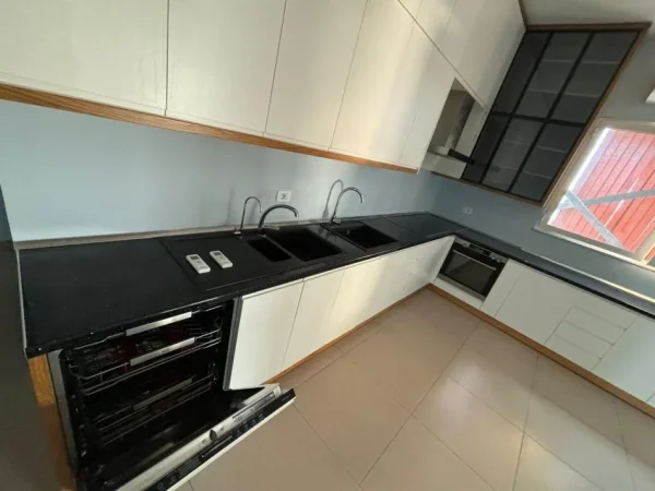 Tirane, jepet me qera magazine , 1.100 m² 5.000 € (Vore)