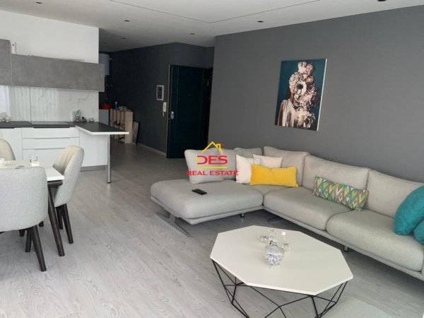 Vlore, jepet me qera apartament 2+1+Ballkon Kati 10, 90 m² 500 € (Rruga Irakli Pylli)