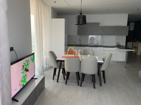 Vlore, jepet me qera apartament 2+1+Ballkon Kati 10, 90 m² 500 € (Rruga Irakli Pylli)