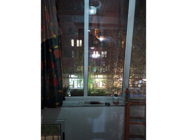 Tirane, jepet me qera apartament 1+1+Ballkon Kati 4, 70 m² 450 € (rruga kavajes)