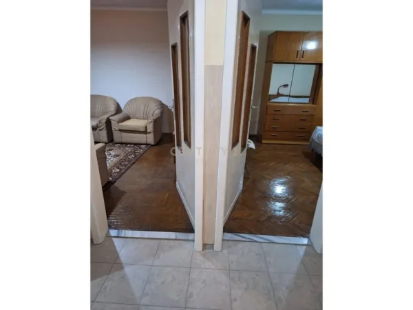 Tirane, jepet me qera apartament 1+1+Ballkon Kati 4, 70 m² 450 € (rruga kavajes)