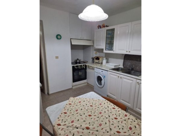 Tirane, jepet me qera apartament 1+1+Ballkon Kati 4, 70 m² 450 € (rruga kavajes)