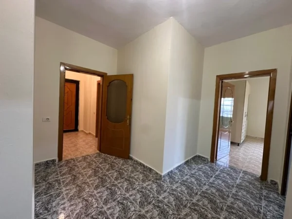 Tirane, jepet me qera zyre Kati 3, 120 m² 700 € (Komuna e Parisit)
