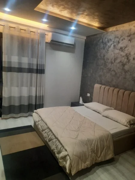 Tirane, jepet me qera apartament 2+1 , 127 m² 750 € (FARMACIA 10)
