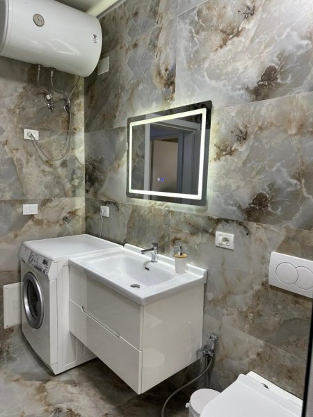 Tirane, jepet me qera apartament 2+1+Ballkon Kati 3, 84 m² 800 € (Sheshi Wilson)