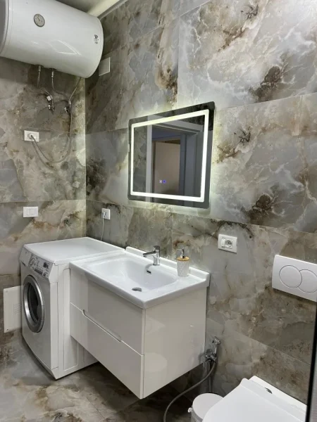 Tirane, jepet me qera apartament 2+1+Ballkon Kati 3, 84 m² 800 € (Sheshi Wilson)