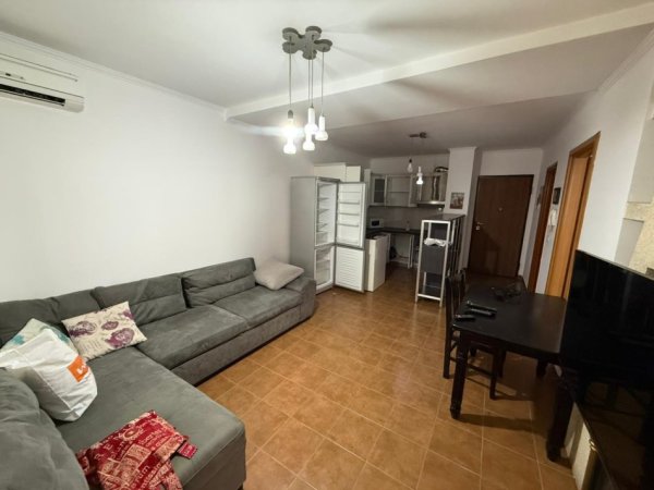Tirane, jepet me qera apartament 1+1 Kati 5, 