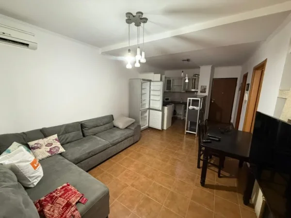 Tirane, jepet me qera apartament 1+1 Kati 5, 