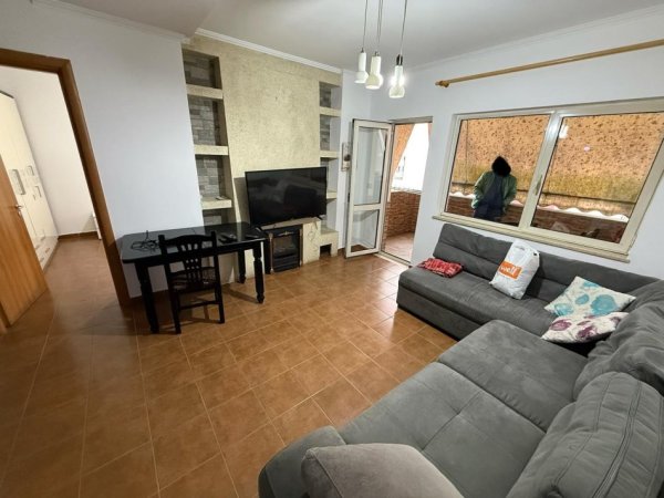 Tirane, jepet me qera apartament 1+1 Kati 5, 