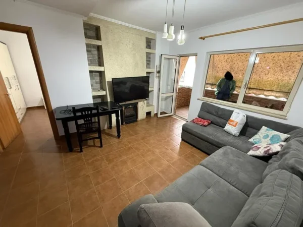 Tirane, jepet me qera apartament 1+1 Kati 5, 