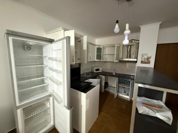 Tirane, jepet me qera apartament 1+1 Kati 5, 