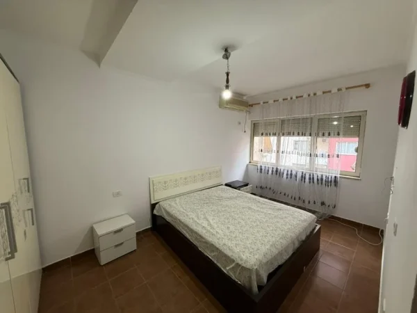 Tirane, jepet me qera apartament 1+1 Kati 5, 