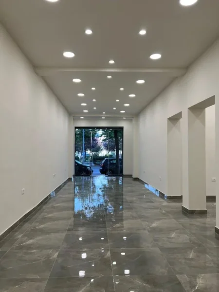 Tirane, shitet Kati 0, 70 m² (Afer Stadiumit Dinamo)