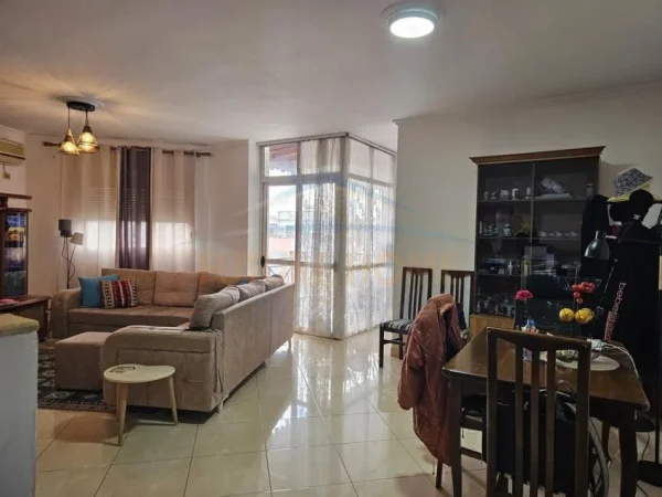 Tirane, jepet me qera apartament 2+1+Ballkon Kati 9, 111 m² 650 € (Rruga e Barrikadave)