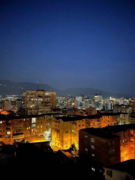 Tirane, jepet me qera apartament 2+1+Ballkon Kati 9, 111 m² 650 € (Rruga e Barrikadave)