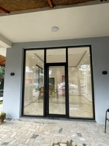 Tirane, jepet me qera ambjent biznesi Kati 0, 400 € (Peze-Helmes,Tirane)