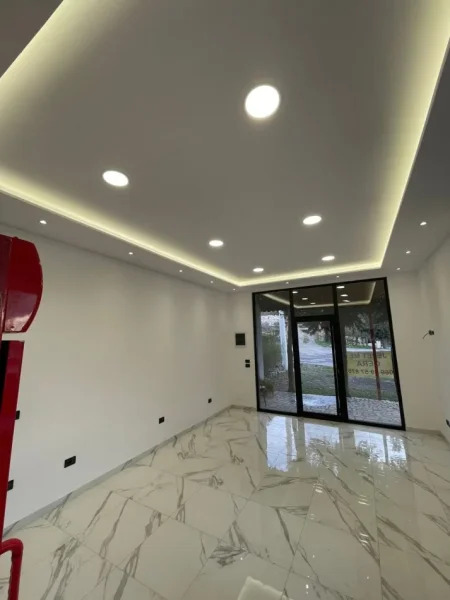 Tirane, jepet me qera ambjent biznesi Kati 0, 400 € (Peze-Helmes,Tirane)