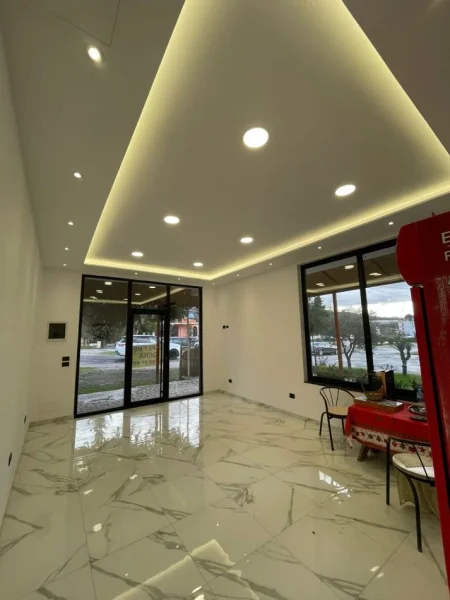 Tirane, jepet me qera ambjent biznesi Kati 0, 400 € (Peze-Helmes,Tirane)