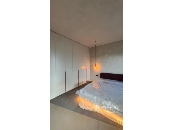 Tirane, jepet me qera apartament 1+1+Ballkon Kati 11, 170 m² 2.000 € 