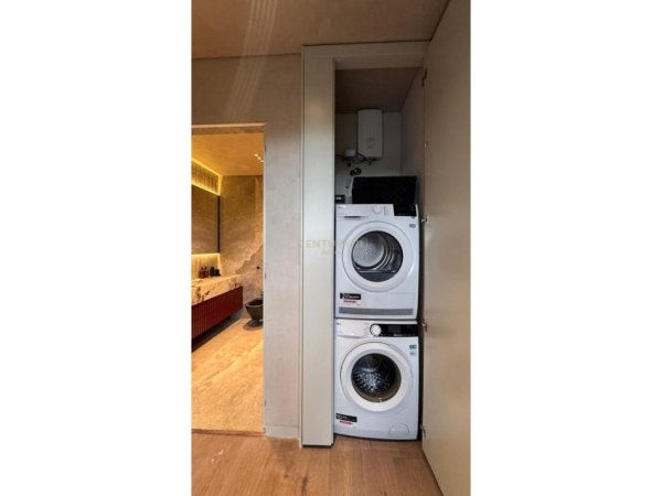 Tirane, jepet me qera apartament 1+1+Ballkon Kati 11, 170 m² 2.000 € 