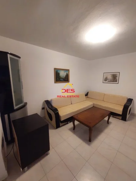Vlore, jepet me qera apartament 1+1+Ballkon Kati 3, 65 m² 300 € (Rruga Nermin Vlora Falaski, Vlorë)