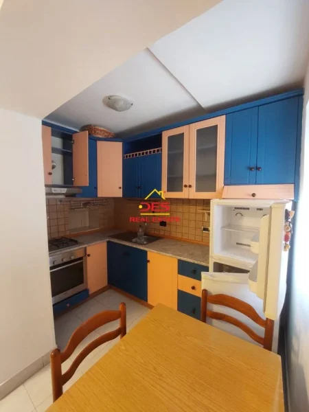 Vlore, jepet me qera apartament 1+1+Ballkon Kati 3, 65 m² 300 € (Rruga Nermin Vlora Falaski, Vlorë)