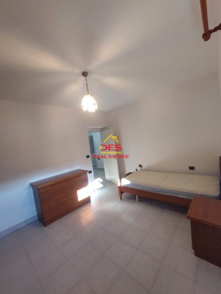 Vlore, jepet me qera apartament 1+1+Ballkon Kati 3, 65 m² 300 € (Rruga Nermin Vlora Falaski, Vlorë)