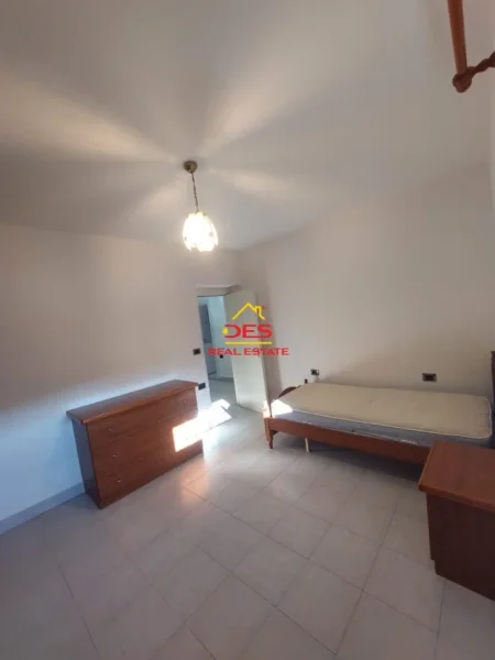 Vlore, jepet me qera apartament 1+1+Ballkon Kati 3, 65 m² 300 € (Rruga Nermin Vlora Falaski, Vlorë)