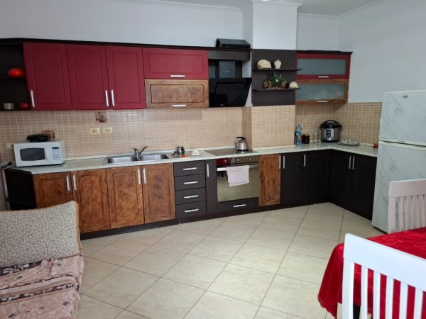 Tirane, jepet me qera apartament 2+1+Ballkon , 100 m² 700 € (rruga fortuzi)