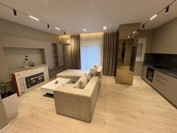 Vlore, jepet me qera apartament 2+1+Ballkon Kati 8, 101 m² 700 € (Lagja pavaresia prane hotel partner)