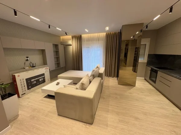 Vlore, jepet me qera apartament 2+1+Ballkon Kati 8, 101 m² 700 € (Lagja pavaresia prane hotel partner)