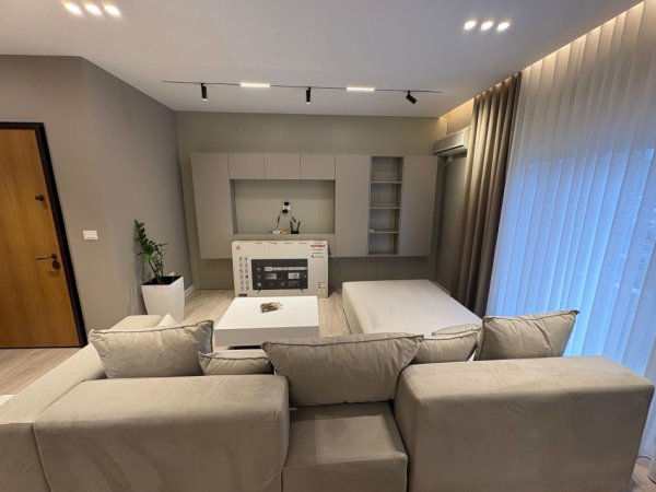 Vlore, jepet me qera apartament 2+1+Ballkon Kati 8, 101 m² 700 € (Lagja pavaresia prane hotel partner)