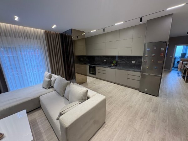 Vlore, jepet me qera apartament 2+1+Ballkon Kati 8, 101 m² 700 € (Lagja pavaresia prane hotel partner)