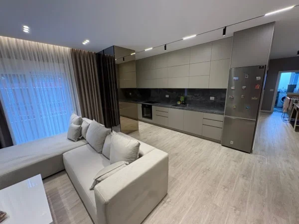 Vlore, jepet me qera apartament 2+1+Ballkon Kati 8, 101 m² 700 € (Lagja pavaresia prane hotel partner)