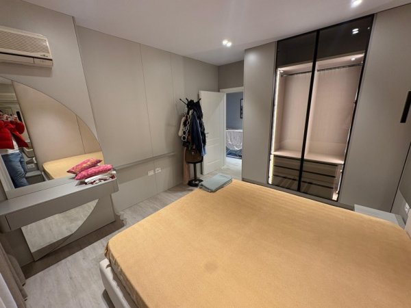 Vlore, jepet me qera apartament 2+1+Ballkon Kati 8, 101 m² 700 € (Lagja pavaresia prane hotel partner)