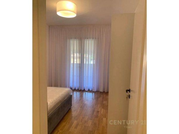 Tirane, jepet me qera apartament 3+1 Kati 3, 170 m² 2.000 € 