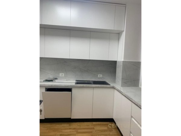 Tirane, jepet me qera apartament 3+1 Kati 3, 170 m² 2.000 € 
