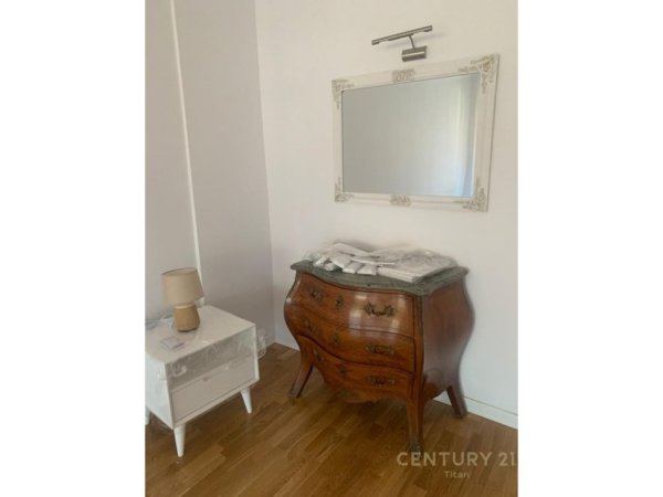 Tirane, jepet me qera apartament 3+1 Kati 3, 170 m² 2.000 € 